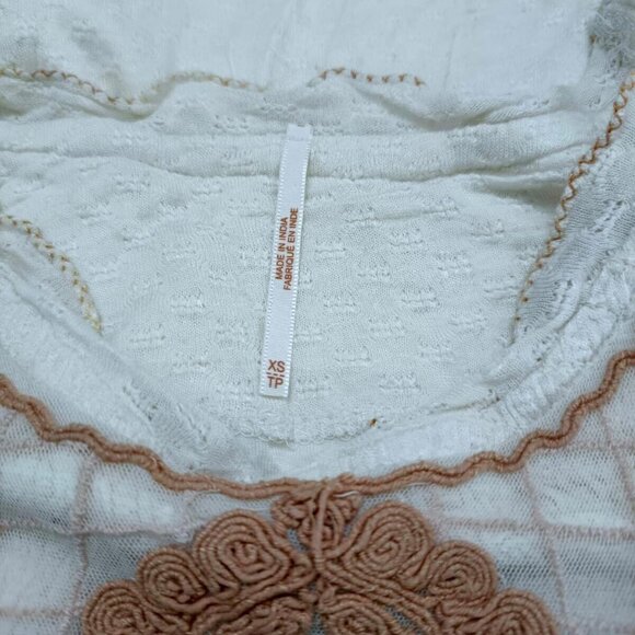 Free People Begonia Tee Embroidered Blouse Top Peasant Flowy Textured XS 220430 - Picture 9 of 9